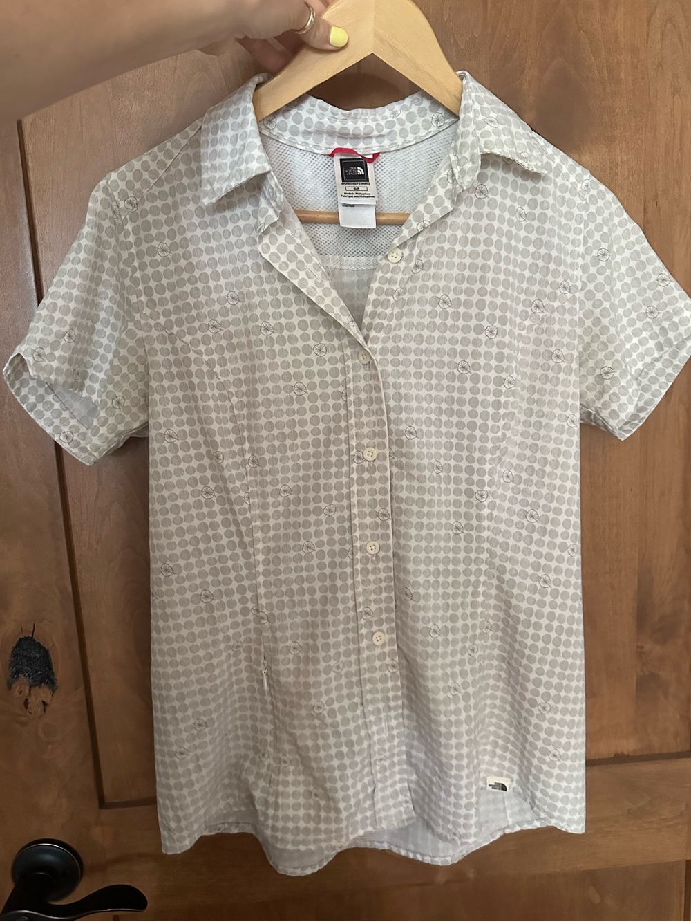 The North Face women’s light gray short-sleeve button-up shirt - Picture 3 of 11